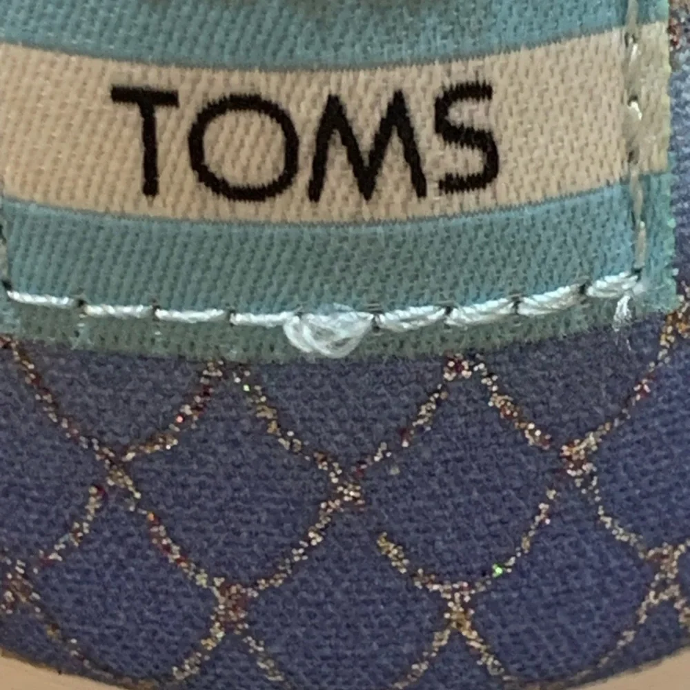 Toms shine iridescent